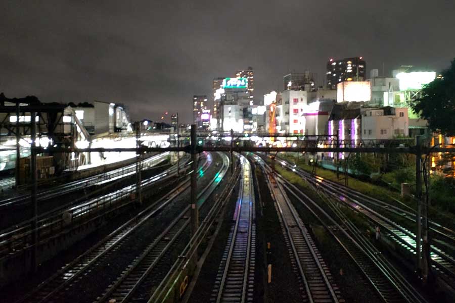 深夜の線路（画像：写真AC）