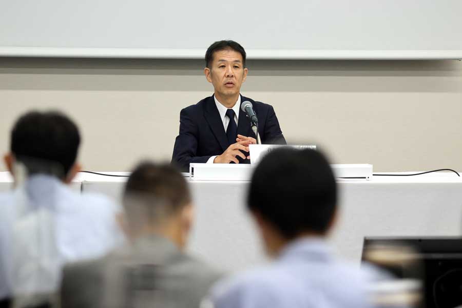 記者会見する日野自動車の小木曽聡社長＝8月2日、東京都中央区（画像：時事）