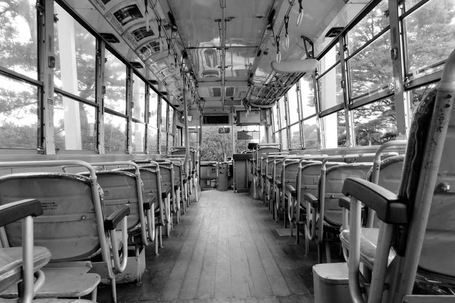古いバスの車内イメージ(画像:写真AC)