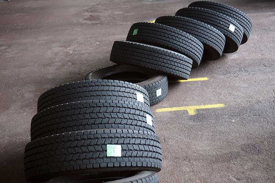 トラックのタイヤのイメージ（画像：写真AC）