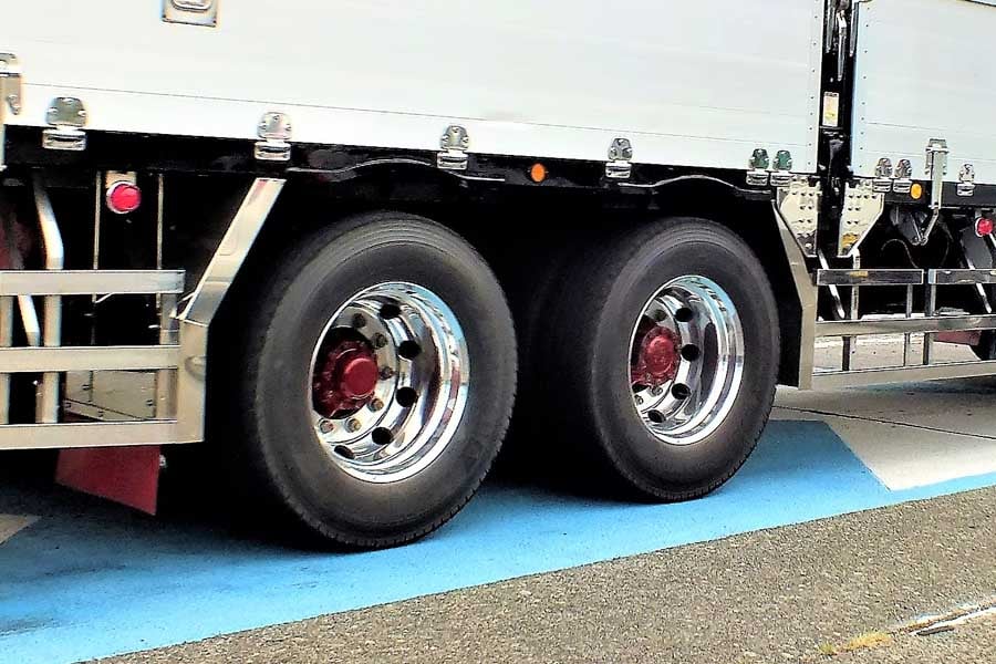 トラックのタイヤのイメージ（画像：写真AC）