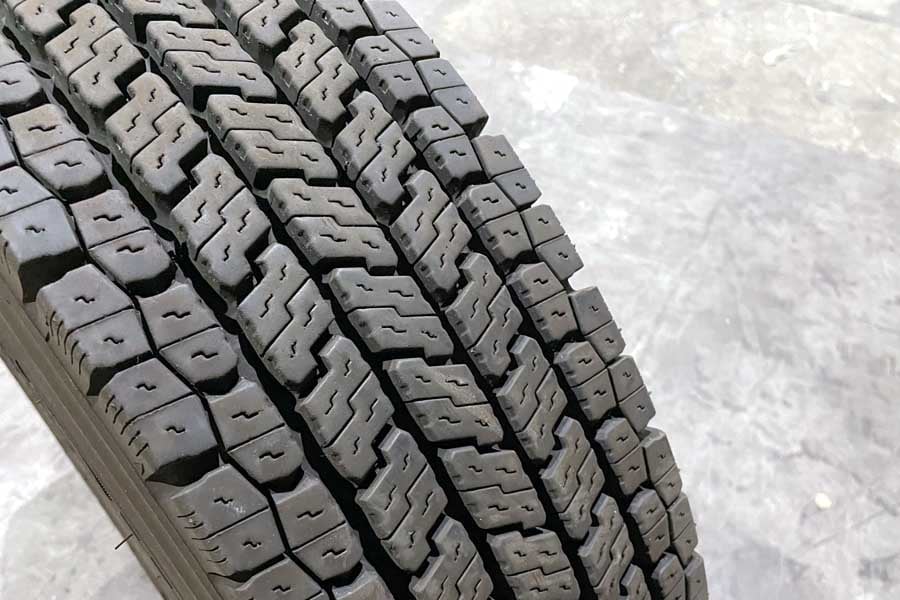 トラックのタイヤのイメージ（画像：写真AC）