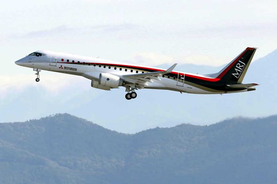 初飛行する国産初の小型ジェット旅客機「MRJ」。2015年11月11日撮影（画像：時事）