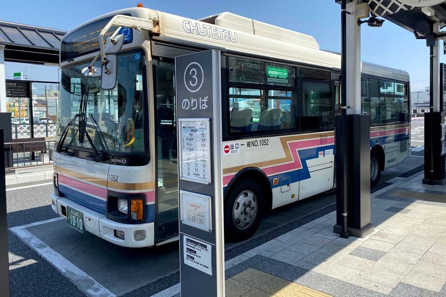 津山駅前で発車を待つ中鉄北部バス（画像：高田泰）