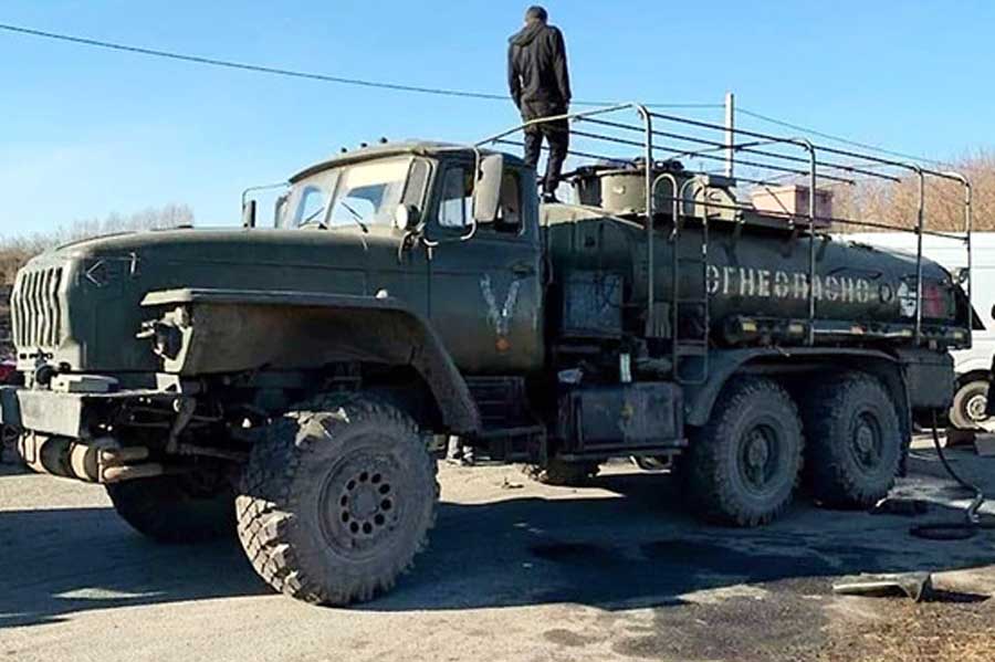 ウクライナ領内に乗り捨てられていたロシア軍の燃料タンク車(画像:ウクライナ軍参謀本部)