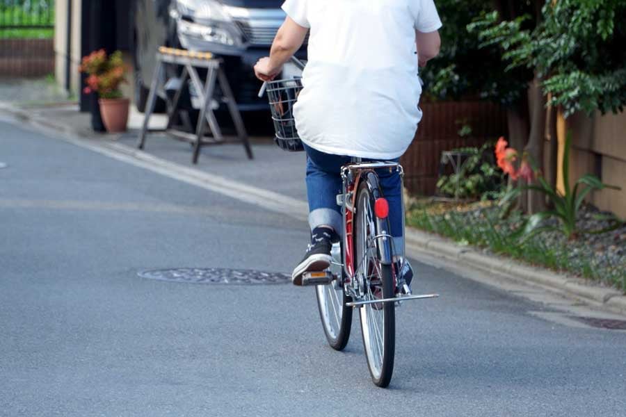 自転車に乗る人（画像：写真AC）