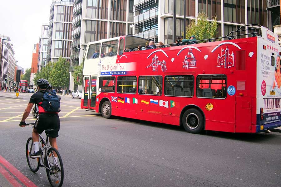 ロンドンバスと街並み（画像：写真AC）