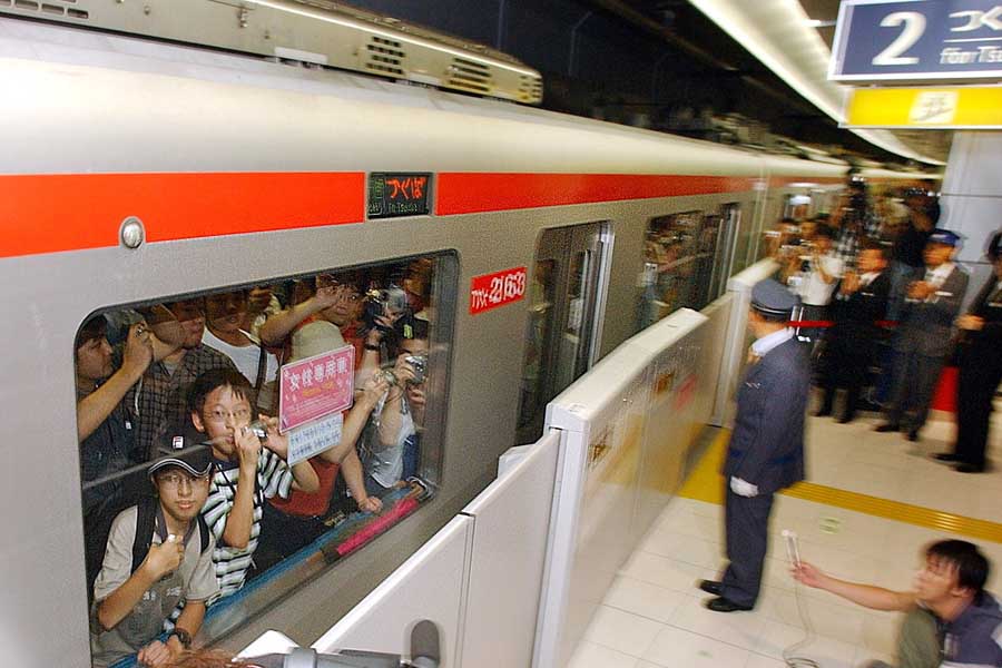 多くの乗客を乗せ出発する、TXの秋葉原発一番列車。2005年8月24日撮影（画像：時事）