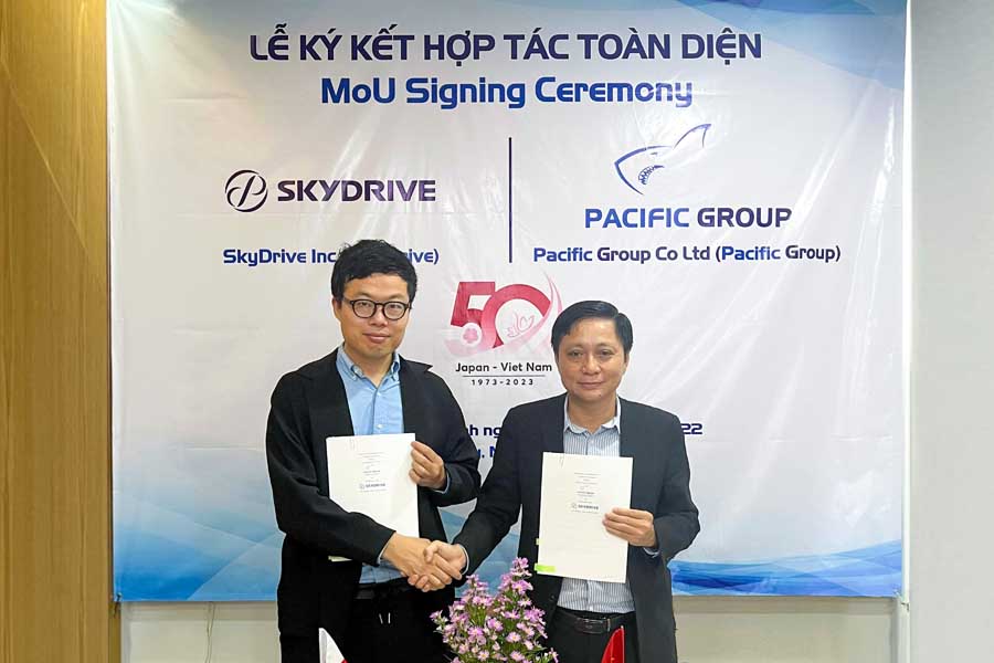 2022年11月28日にベトナムにて行われた覚書締結時の様子。左から、スカイドライブ代表取締役CEO福澤知浩氏、パシフィック・グループ会長兼社長Le Ngoc Anh Minh氏（画像：スカイドライブ）