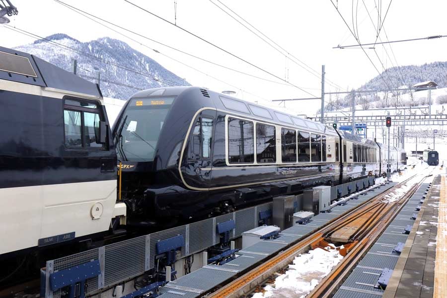 ツヴァイジンメン駅構内に設置された軌間可変装置（地上側）を通過し、車輪の幅を切り替え中の様子（画像：橋爪智之）