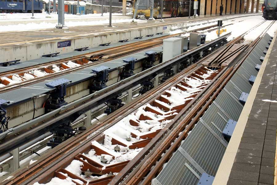 軌間可変装置（地上側設備）の肝となるガイドレールが立ち上がる様子。標準軌の機関車は装置に干渉してしまうため、変換時以外はガイドレールは畳まれている（画像：橋爪智之）