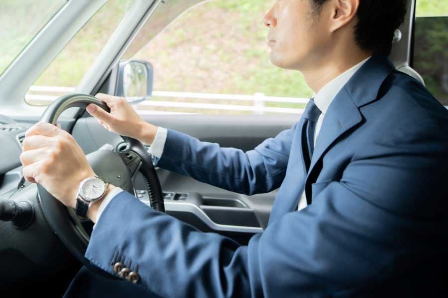 営業車に乗る会社員のイメージ（画像：写真AC）