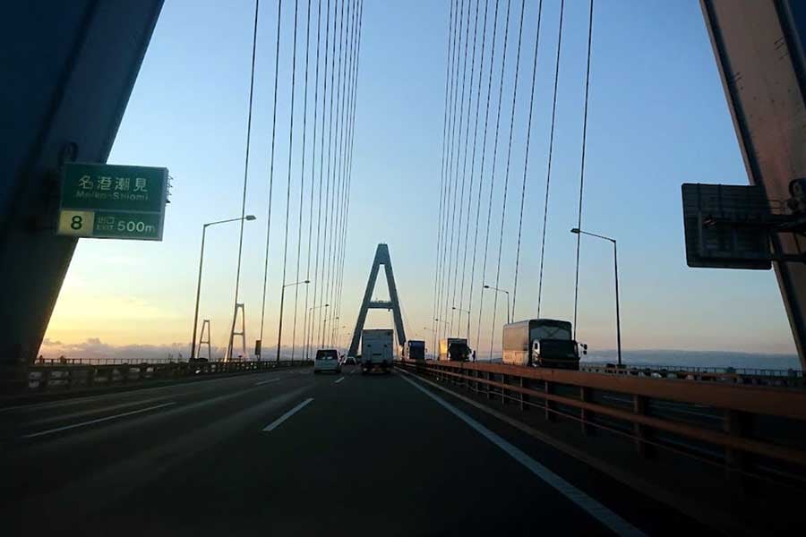 普段見られない景色を眺められられるのも長距離運転の醍醐味(画像:都野塚也)