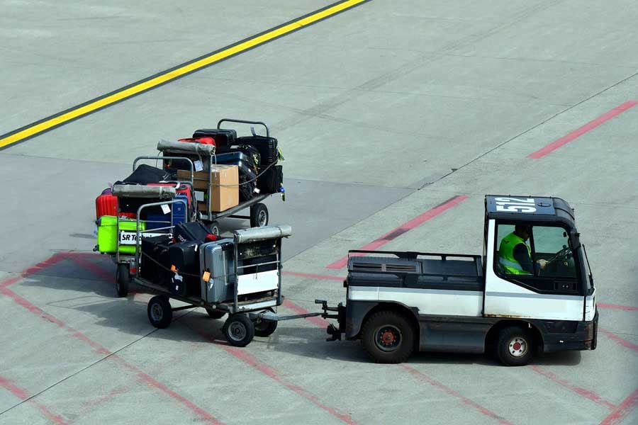 海外の空港では手荷物の運搬方法も日本と異なる（画像：シカマアキ）