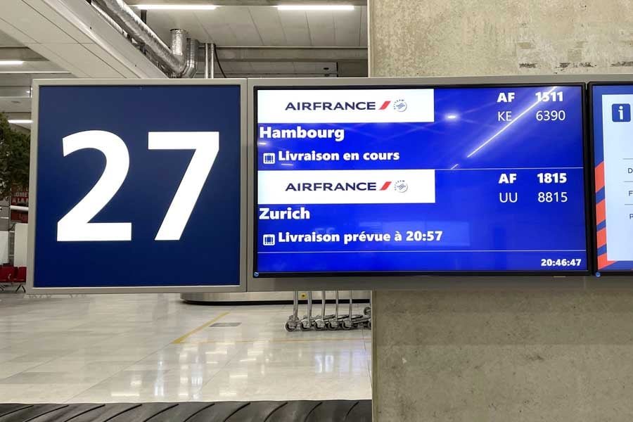 出発地の下に手荷物受け取り予定時間も表示する空港もある（画像：シカマアキ）