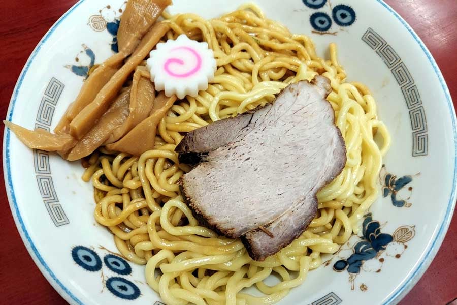 実にシンプルなビジュアル。珍々亭の油そば。並、800円（画像：下関マグロ）