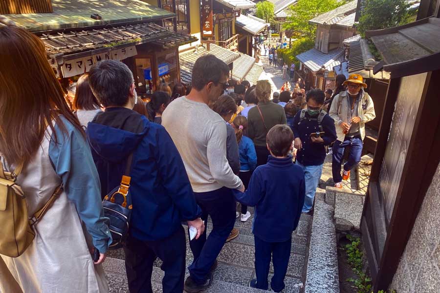 外国人観光客でごった返す東山区の産寧坂（画像：高田泰）