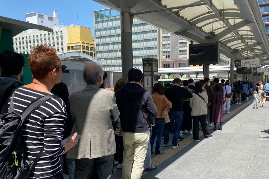 京都駅烏丸口で発生したバス待ちの長い列（画像：高田泰）