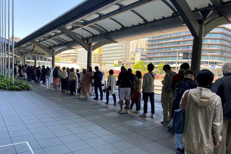 京都駅前のタクシー乗り場も外国人観光客が大行列（画像：高田泰）