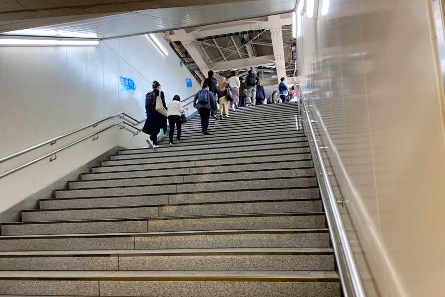 新宿駅の階段。半世紀前には、朝夕のラッシュ時に階段や通路へ投げ捨てられた吸い殻で、毎日バケツが1杯になったという（画像：広岡祐）