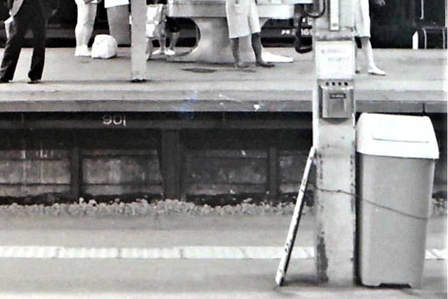 どこの駅の柱にも銀色の灰皿があった（画像：広岡祐）