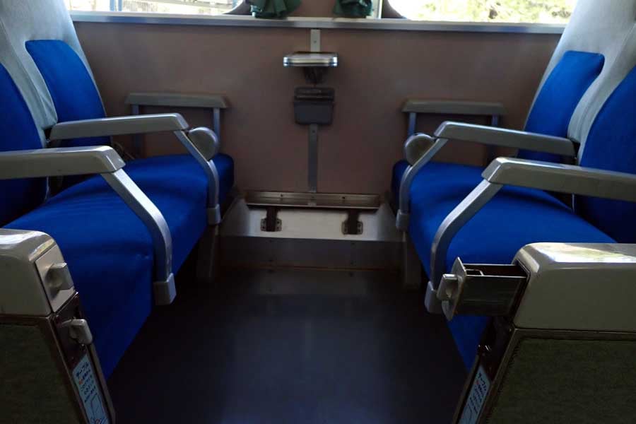 0系新幹線の座席に残る灰皿。半円形のものが中央の座席のもの（画像：広岡祐）
