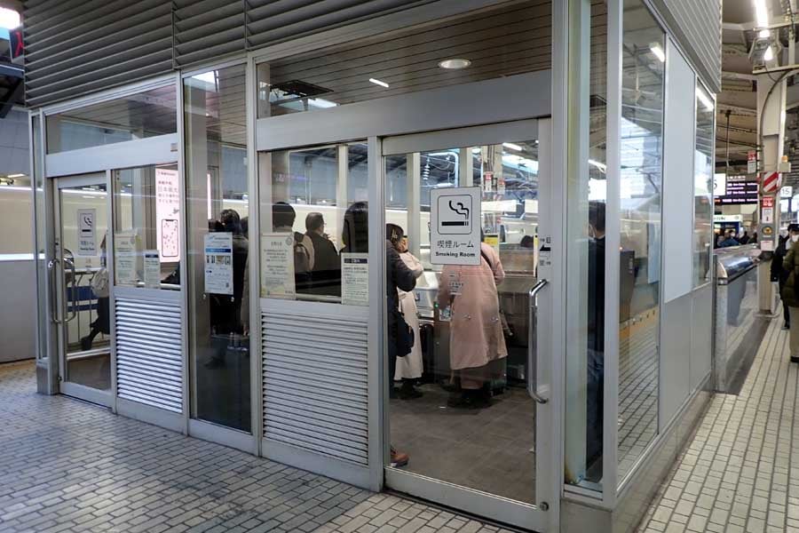 東京駅新幹線ホームに設けられた喫煙ルーム（画像：広岡祐）