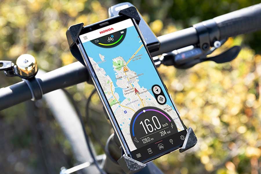 アプリ「SumaChari」を搭載したスマートフォン(画像:本田技研工業)