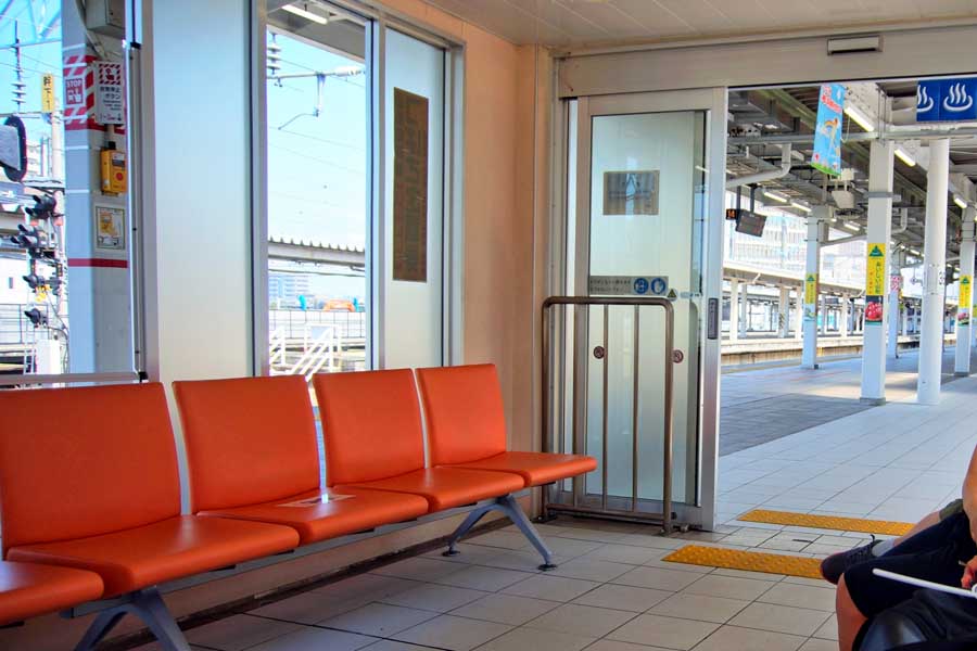 コロナ禍の駅イメージ（画像：写真AC）