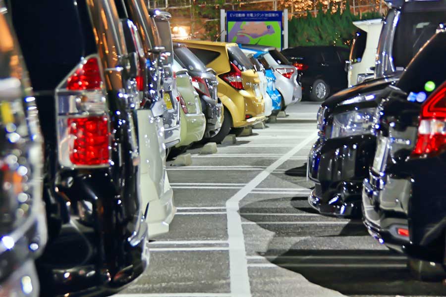 夜の駐車場にずらり並ぶ沖縄のレンタカー（画像：写真AC）