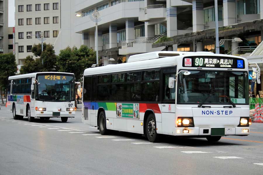 沖縄の道路を走行する路線バス（画像：写真AC）