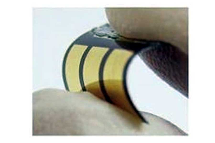 プラスチックフィルムで作ったペロブスカイト太陽電池（画像：科学技術振興機構）