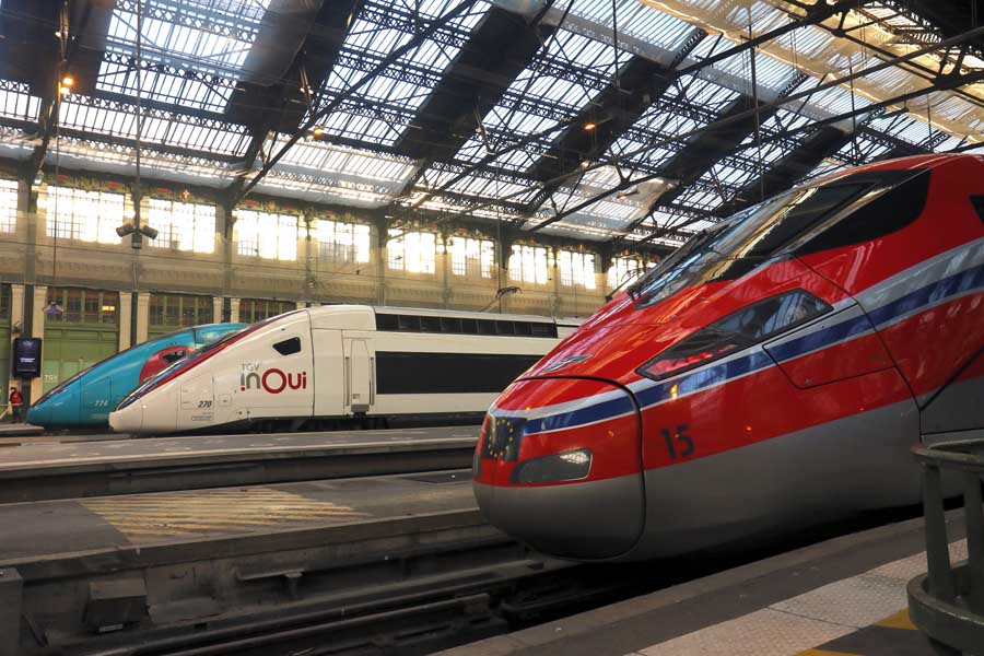 パリ・リヨン駅に並ぶフランスのTGV（左）とイタリアのフレッチャロッサ（右）。ダイヤが過密になると、その調整に苦慮することになる（画像：橋爪智之）