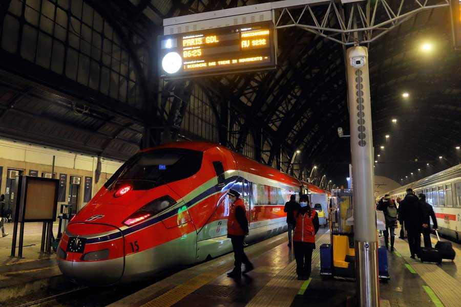 ミラノ発パリ行き高速列車フレッチャロッサの運行開始1番列車。パリ発ミラノ行きも初日から同時に運行された（画像：橋爪智之）