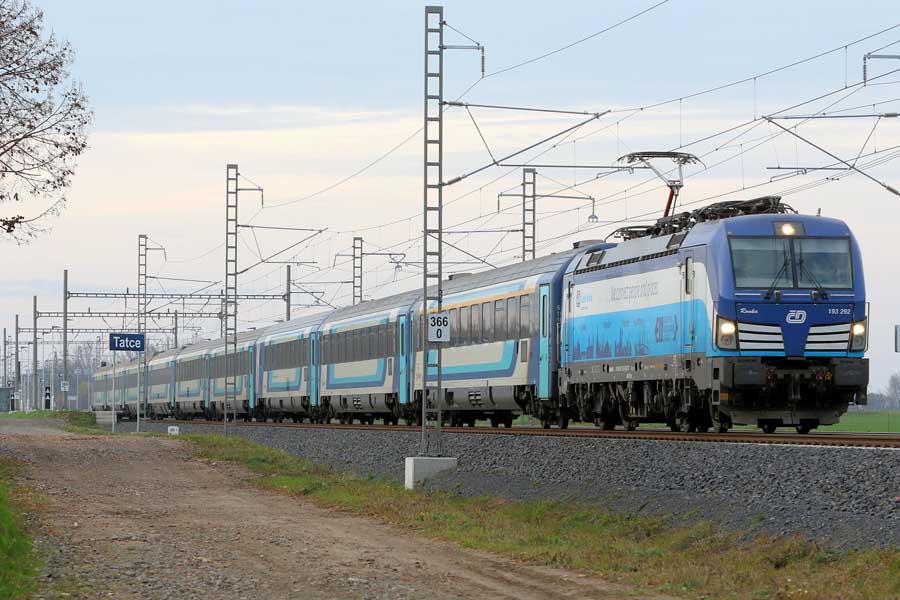 ドイツのハンブルクからハンガリーのブダペストまで4か国を通過する国際列車ユーロシティ。時間調整のための長時間停車もある（画像：橋爪智之）