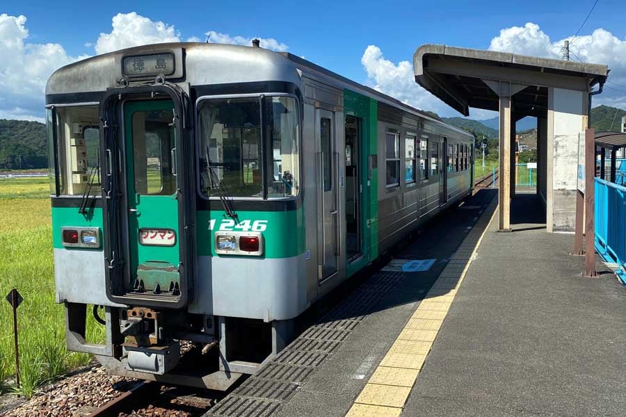 海陽町の阿波海南駅で発車を待つ牟岐線の列車（画像：高田泰）