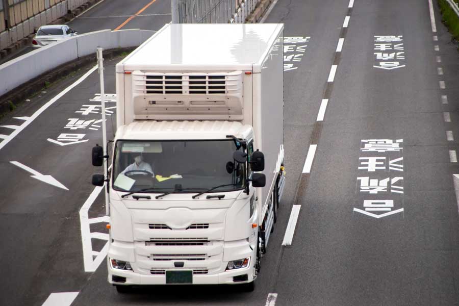 物流トラック（画像：写真AC）