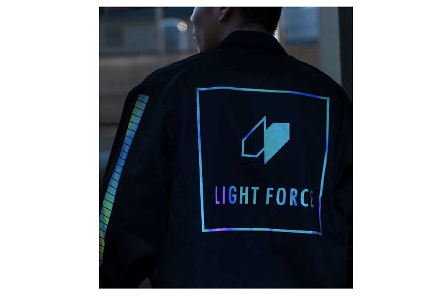 「反射材の常識をくつがえす」をモットーに手がけられたLIGHT FORCEのおしゃれなTシャツ（画像：丸仁）