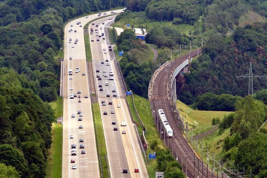高速道路と並走するドイツの高速列車ICE。ドイツでは鉄道への投資を進める一方、高速道路建設を促進するなど道路交通へ傾く傾向にある（画像：橋爪智之）