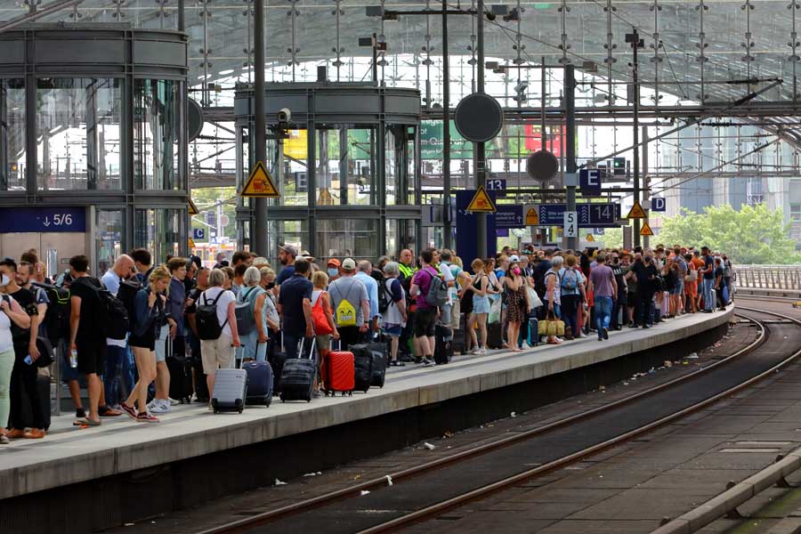 コロナ禍が収束へ向かう中、欧州では旅客需要が復活に向かっている。多くの利用者で混雑するベルリン中央駅（画像：橋爪智之）