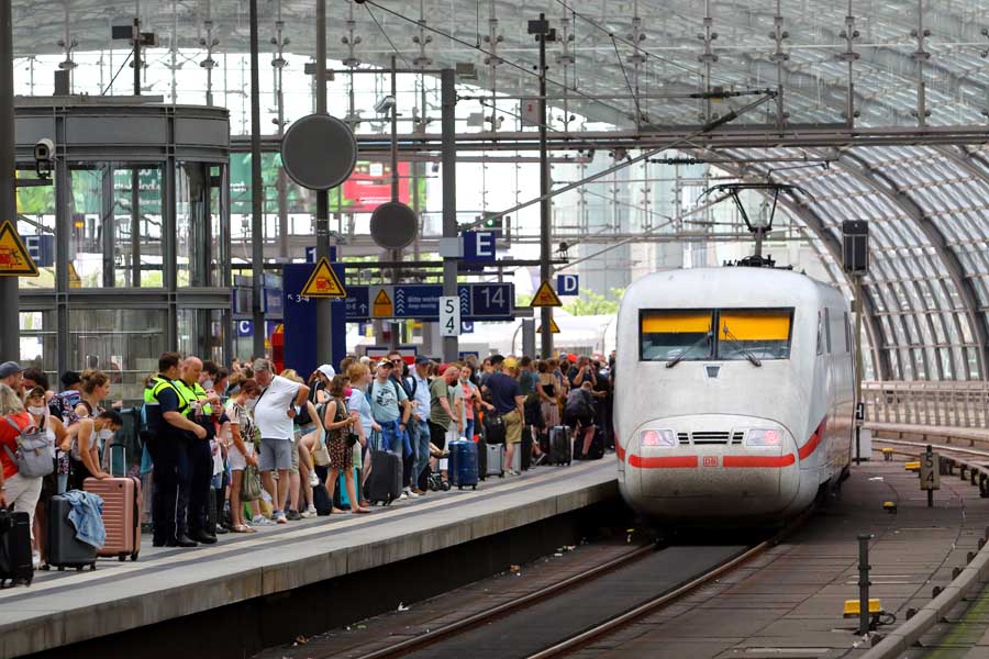 コロナ禍が収束へ向かう中、欧州では旅客需要が復活に向かっている。多くの利用者で混雑するベルリン中央駅（画像：橋爪智之）