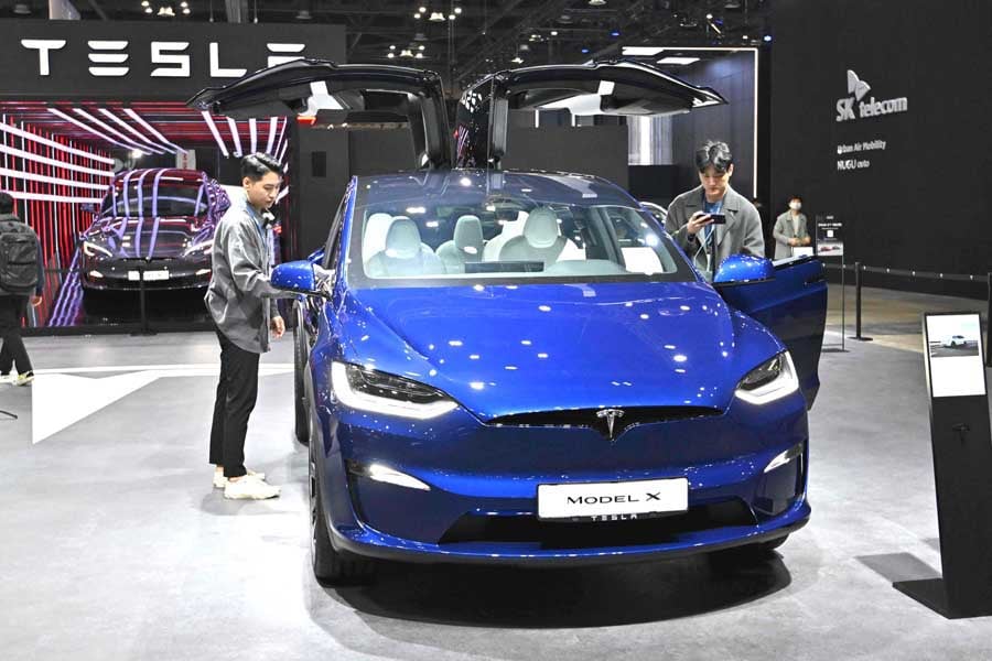 2023年3月30日、高陽市のKINTEX展示場で行われた「2023ソウルモビリティショー」のプレスプレビューで、テスラモデルXを眺める来場者(画像:AFP=時事)