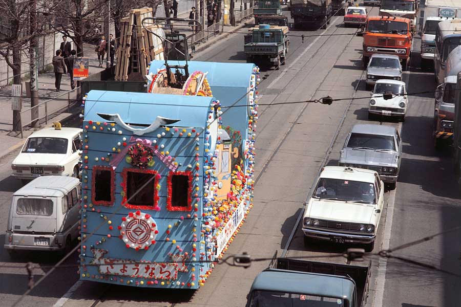 1972年3月27日撮影。横浜市電の廃止を記念して運航するサヨナラ花電車。3月末で横浜市の市電は廃止された。神奈川県横浜市（画像：時事）