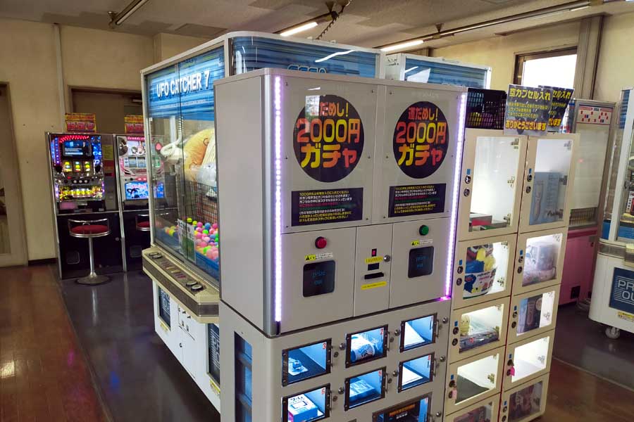 トラックステーション大宮。ゲームコーナーにはクレーンゲーム、パチスロのほか、2000円ガチャを設置している（画像：中村圭）
