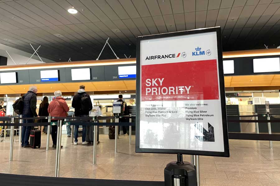 優先チェックインのレーンは空いていることが多い（画像：シカマアキ）