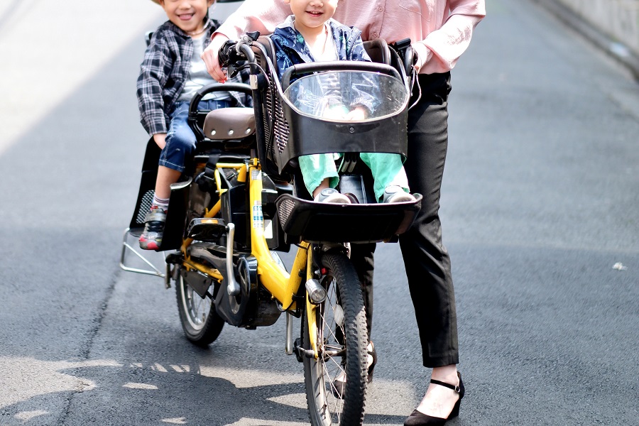 子どもふたりを乗せられる「親子自転車」のイメージ（画像：写真AC）