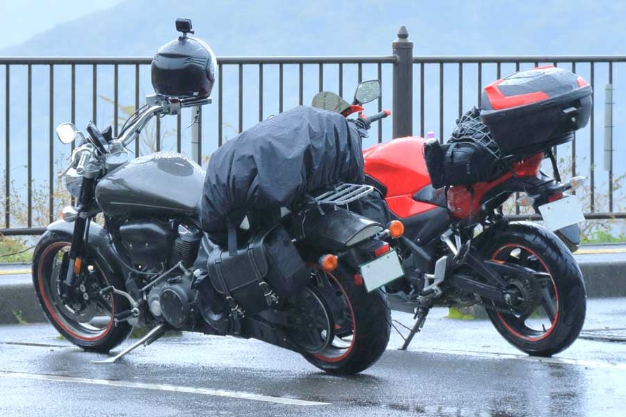 雨にさらされたバイク（画像：写真AC）
