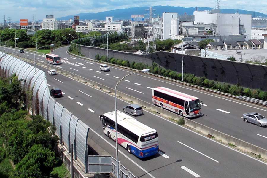 高速道路を走る貸し切りバスのイメージ（画像：写真AC）