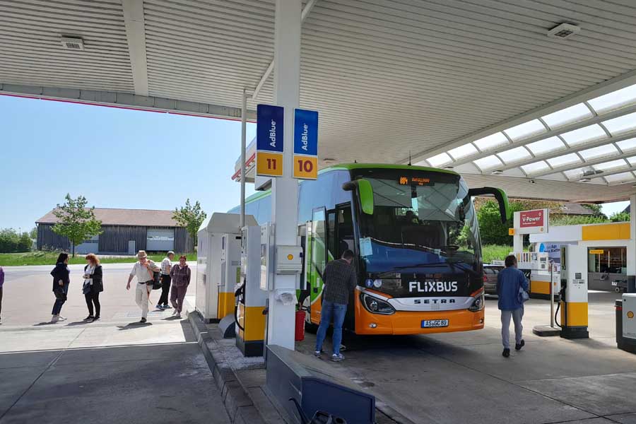 ガソリンスタンドで休憩。15分程度停車するためトイレや買い物も行ける（画像：橋爪智之）
