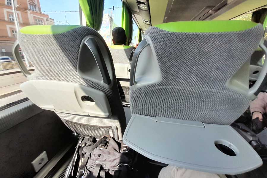 座席背面には小型テーブルが設置されている（画像：橋爪智之）